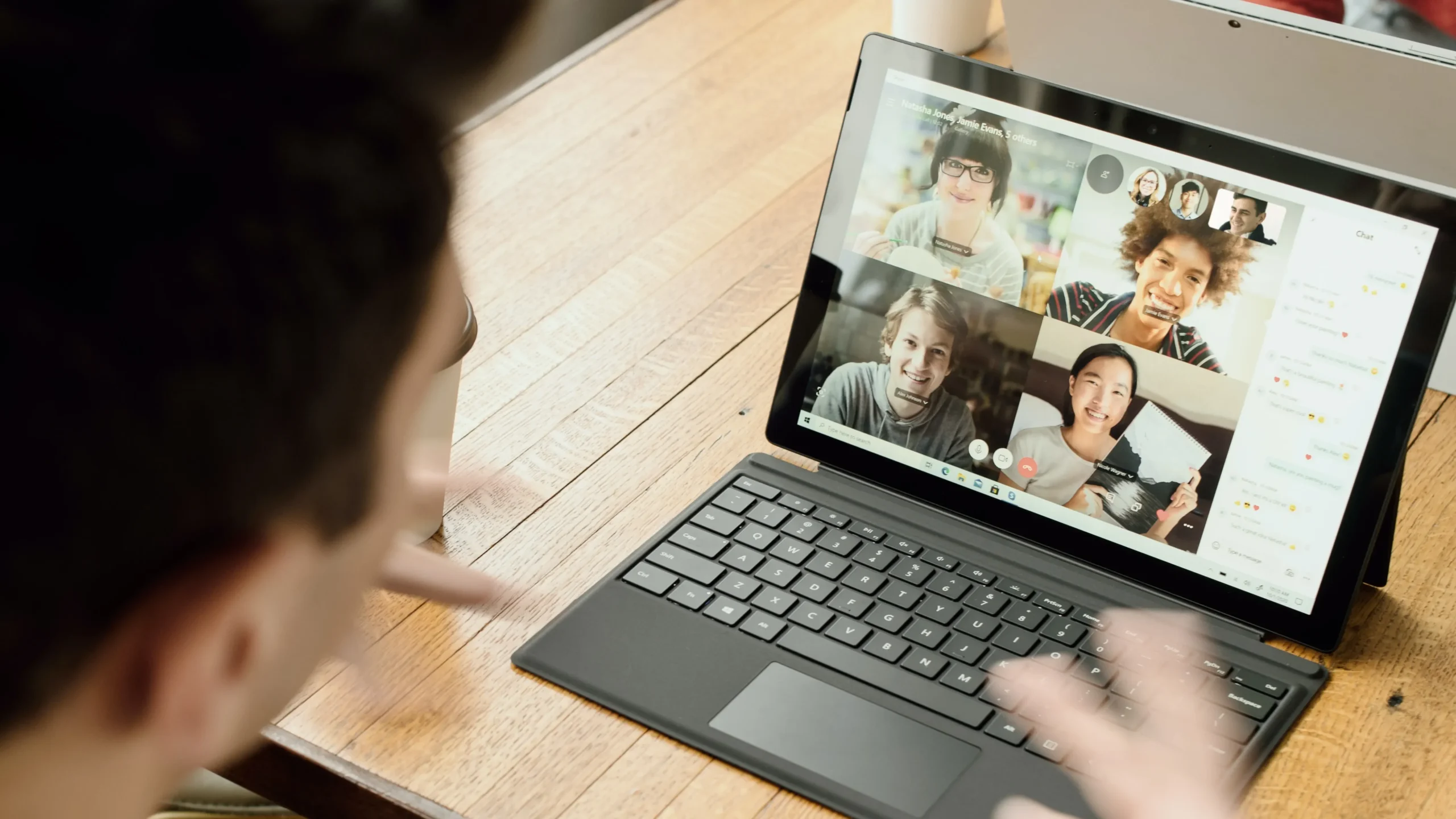 Gambar yang menampilkan video call WhatsApp di laptop dengan Windows 10 dan MacOS